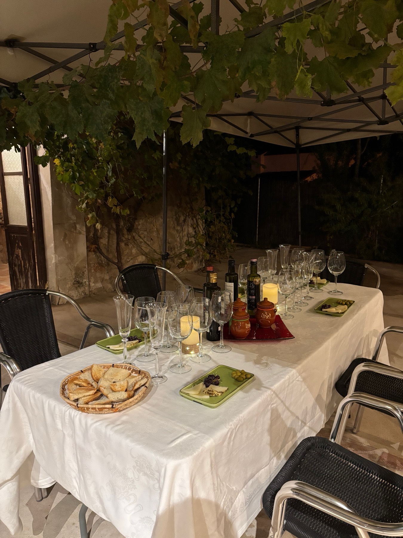 Mesa preparada con productos de la Alcarria en el patio